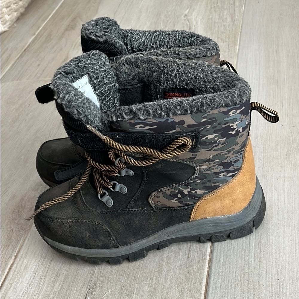 Boys Insulated Camouflage and Black Winter Boots Size 4